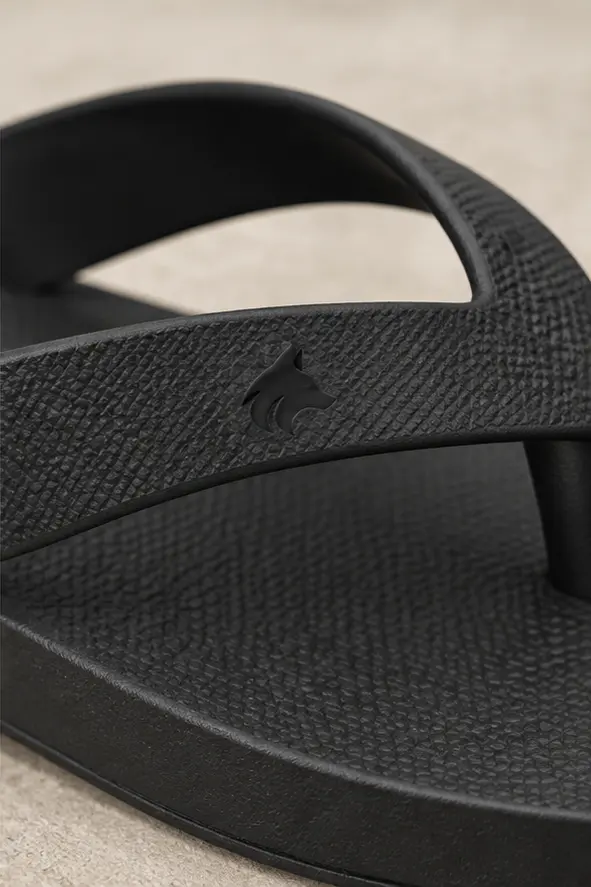 Chinelo essencial Laurent Richard, preto, detalhe
