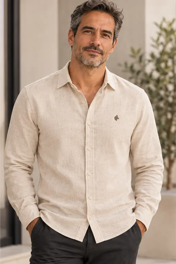 Camisa de linho Laurent Richard, areia, em uso